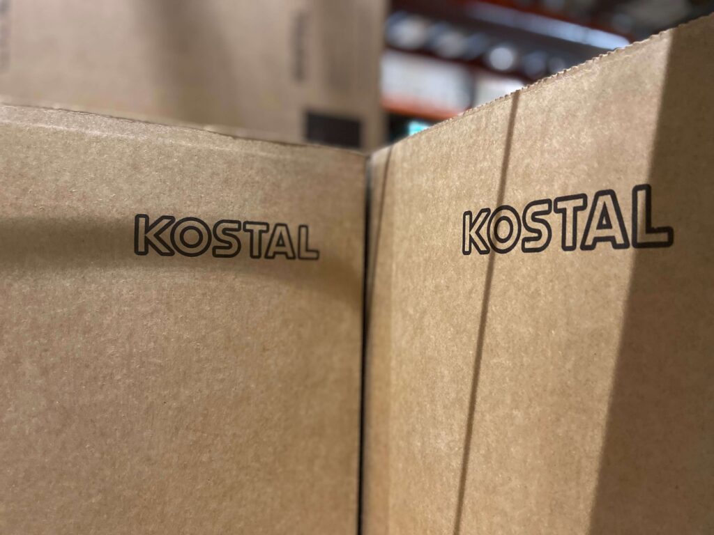 Zbliżenie na pudła z logo firmy Kostal