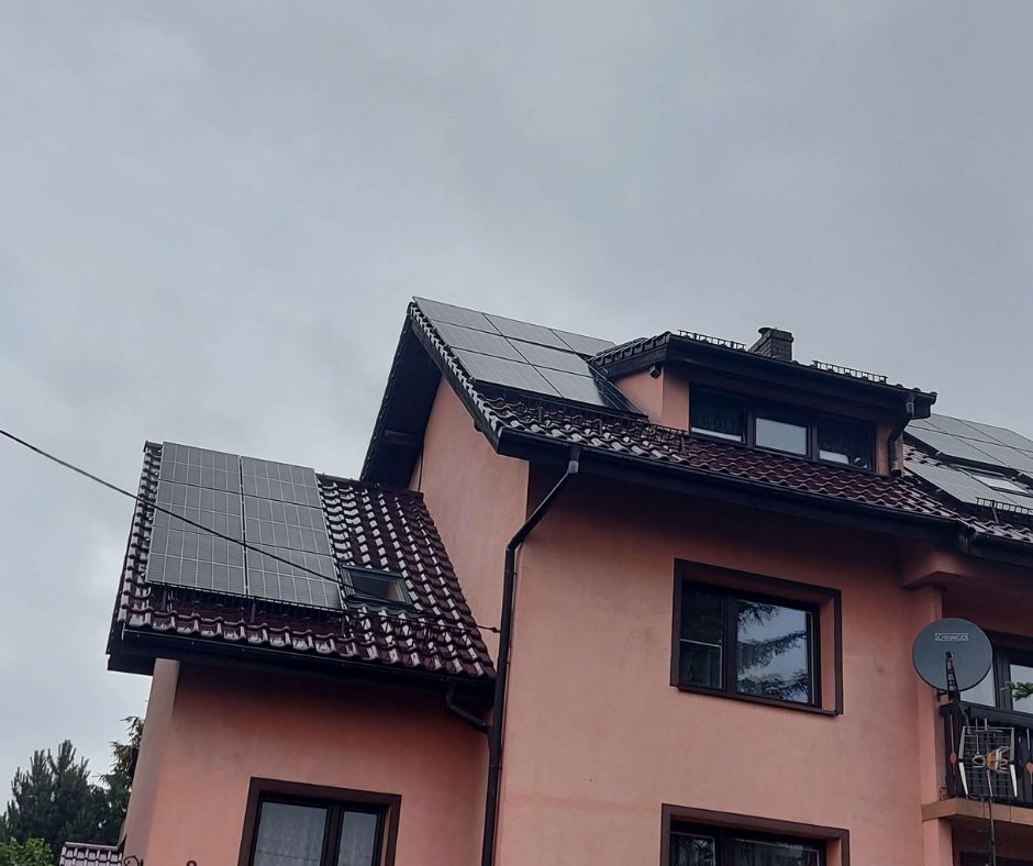 Moduły fotowoltaiczne JA Solar na dachu domu jednorodzinnego