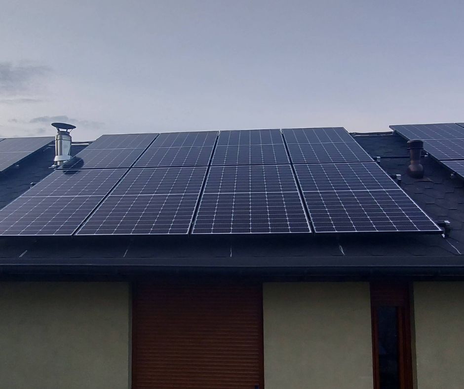 Moduły fotowoltaiczne JA Solar ułożone na dachu domu jednorodzinnego