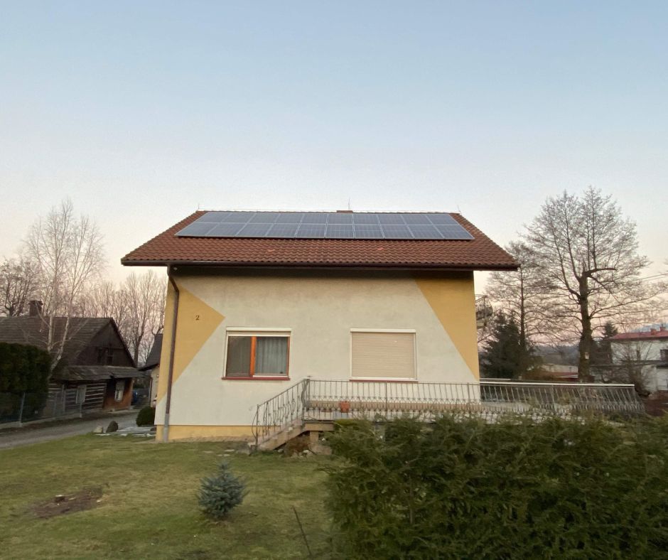 Moduły fotowoltaiczne JA Solar ułożone na dachu małego domu