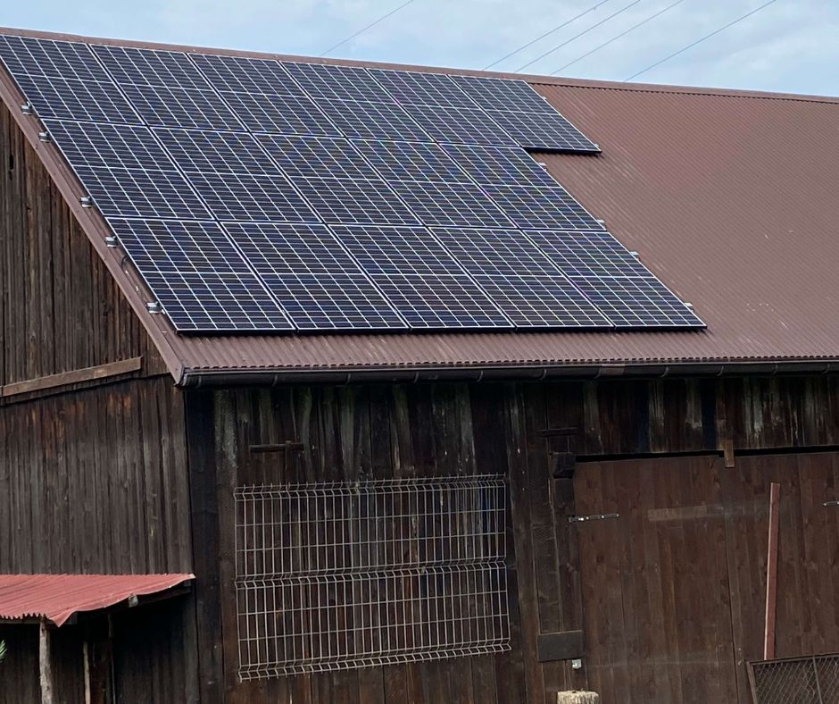 Moduły fotowoltaiczne JA Solar zamontowane na dachu szopy