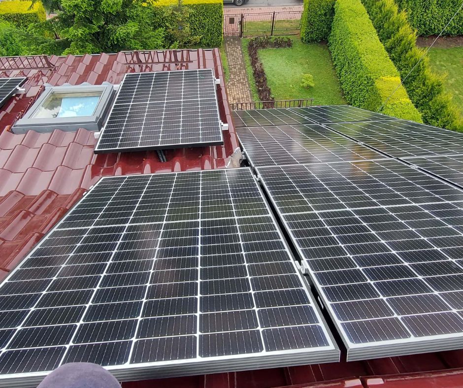 Widok z góry na panele fotowoltaiczne JA Solar zamontowane na dachu