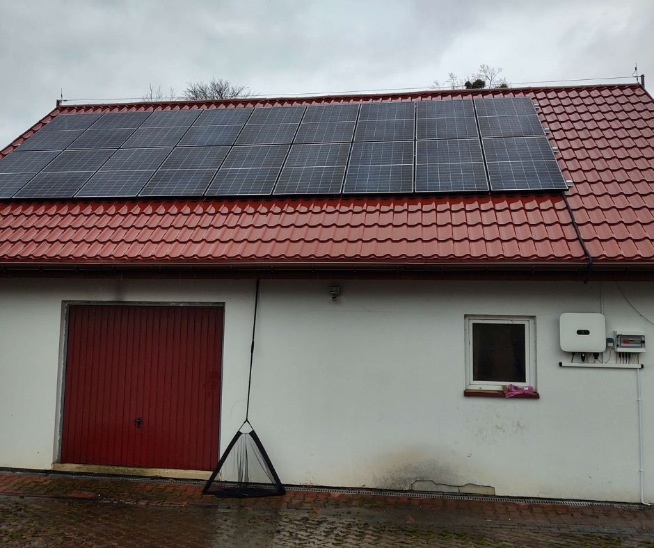 Moduły fotowoltaiczne JA Solar zamontowane na dachu garażu