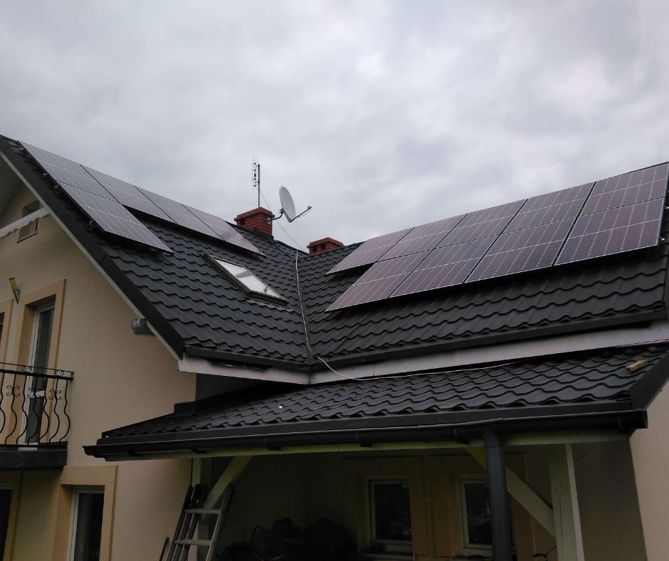 Panele fotowoltaiczne JA Solar zainstalowane na dachu domu jednorodzinnego
