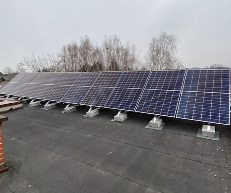 Moduły fotowoltaiczne JA Solar ułożone na dachu zakładu przemysłowego