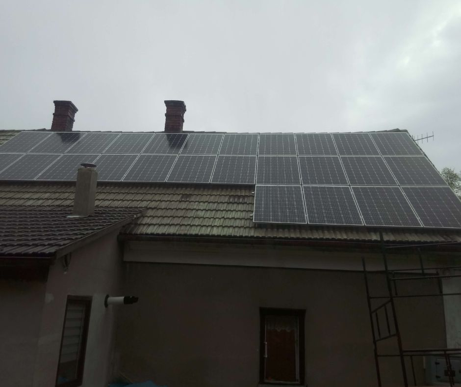 Moduły fotowoltaiczne JA Solar zamontowane na dachu domu jednorodzinnego