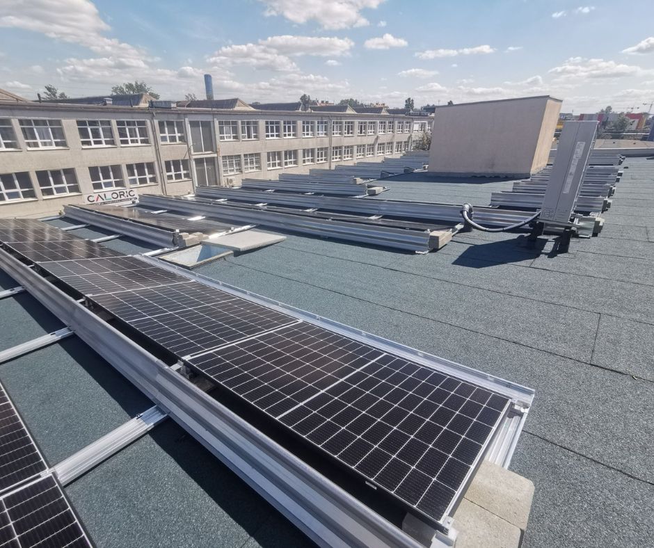 Instalacja fotowoltaiczna JA Solar na dachu budynku w centrum miasta