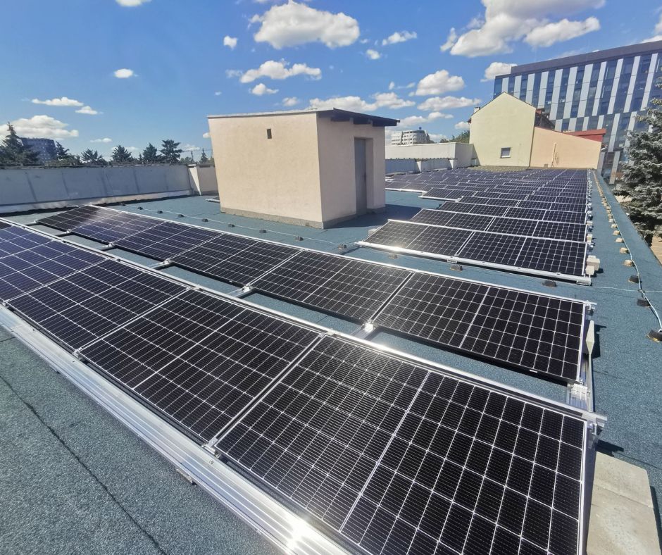 Instalacja fotowoltaiczna JA Solar na dachu budynku w centrum miasta