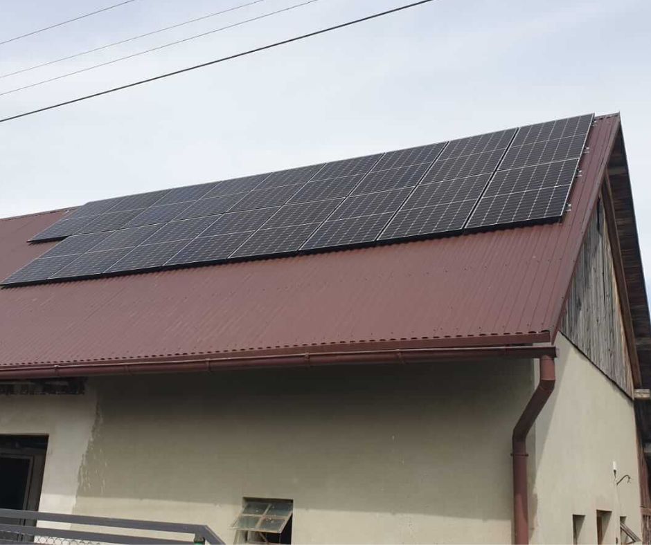 Moduły fotowoltaiczne JA Solar ułożone na dachu z blachy domu jednorodzinnego