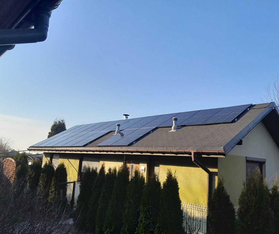 Panele fotowoltaiczne  JA Solar ułożone na dachu domu jednorodzinnego