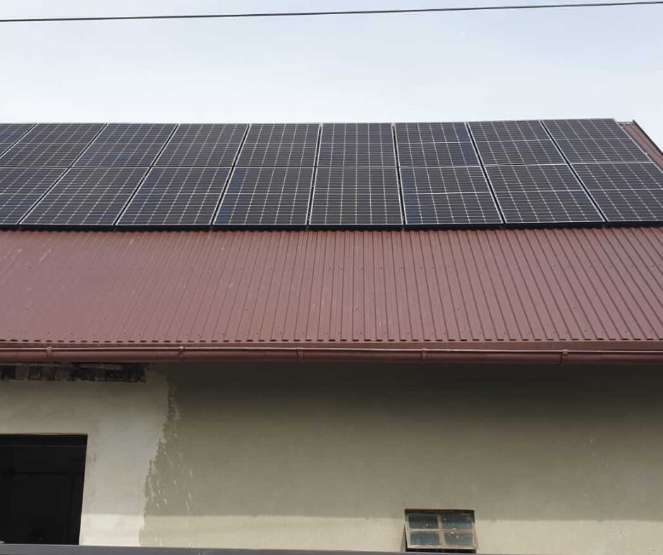 Panele fotowoltaiczne JA Solar zainstalowane na dachu domu 