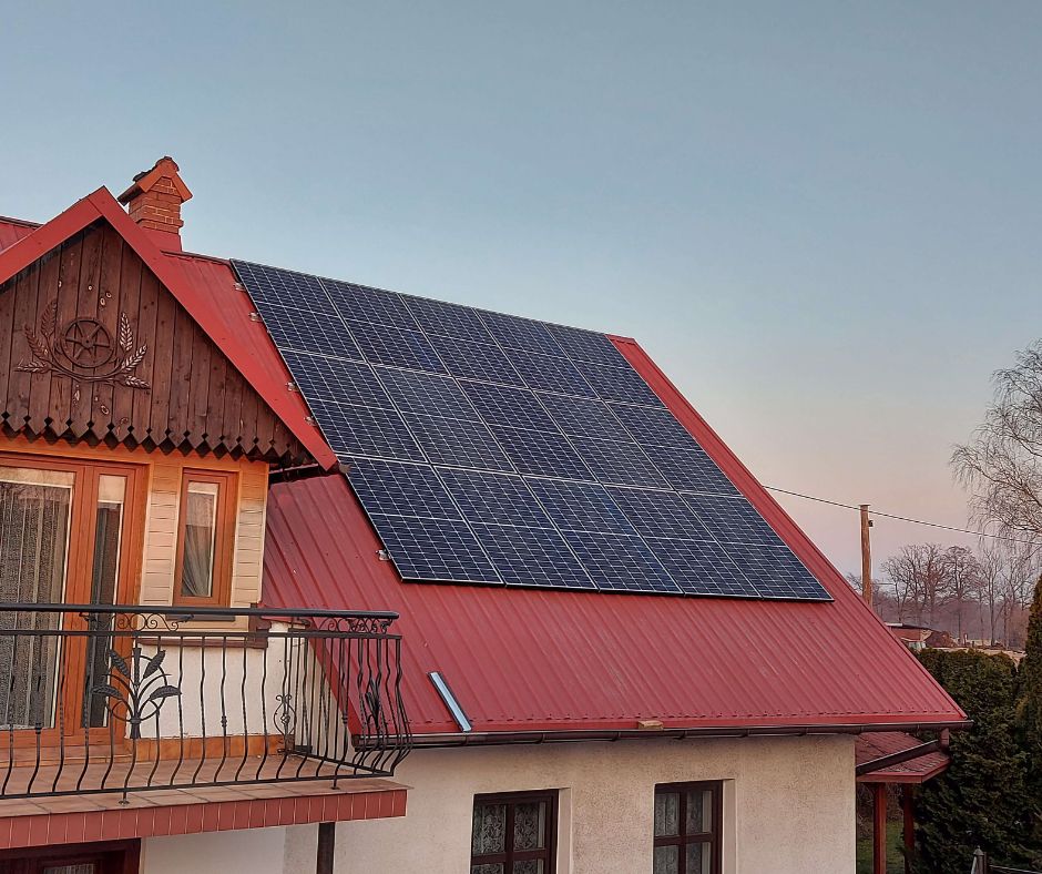 Moduły fotowoltaiczne JA Solar na blaszanym dachu domu jednorodzinnego