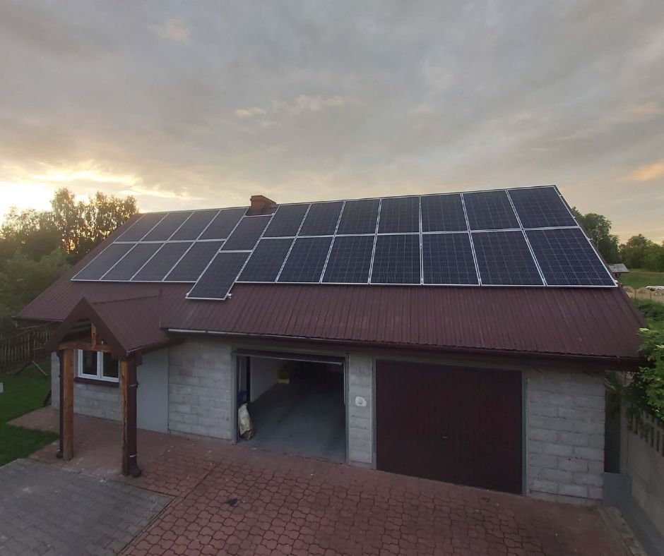 Moduły fotowoltaiczne JA Solar zamontowane na dachu garażu