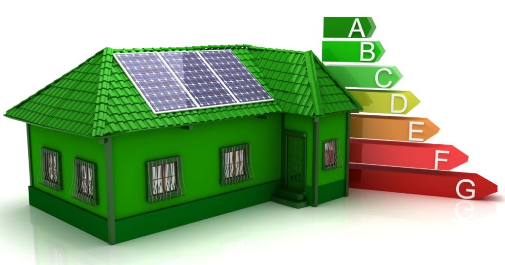 Zielony dom z instalacją fotowoltaiczną na dachu, obok diagram.