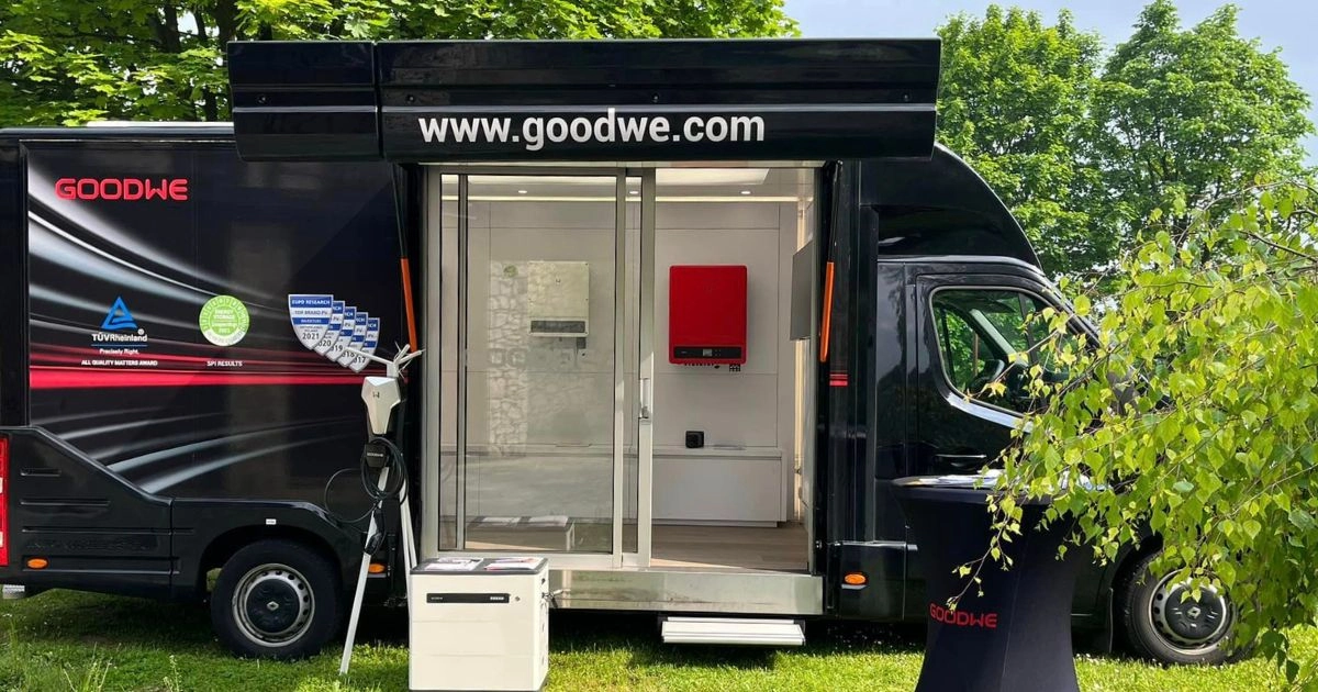 Samochód pokazowy marki GoodWe podczar Roadshow GoodWe Eco Smart Tour w Krakowie