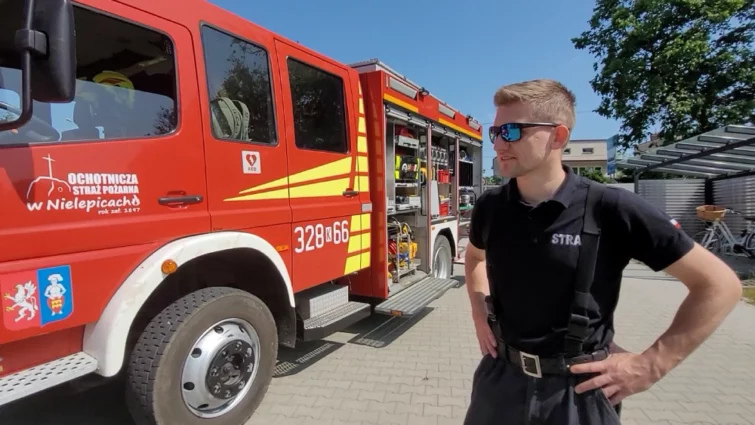 Strażak oraz wóz strażacki