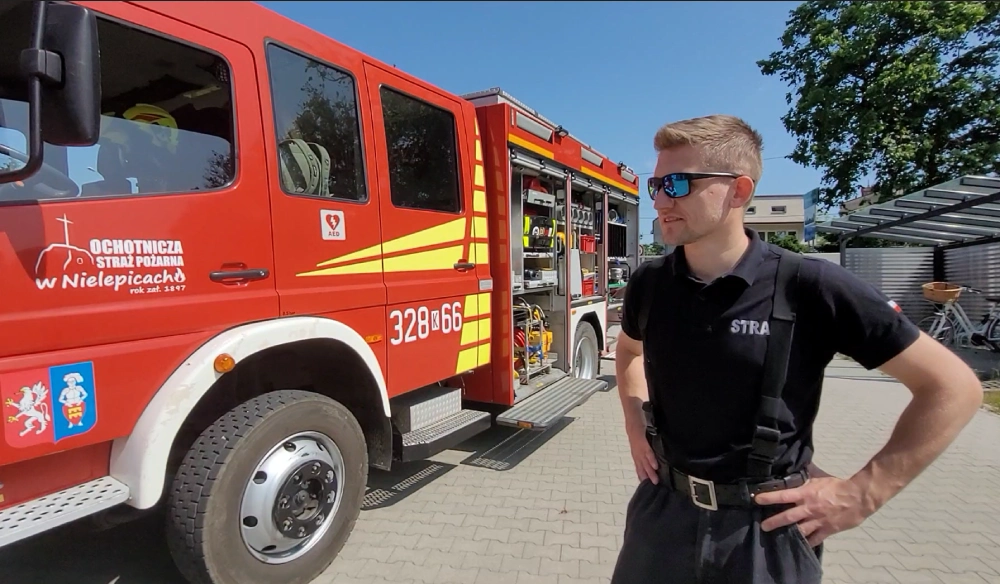 Strażak oraz wóz strażacki