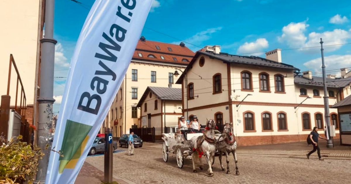 Widok ze Starej Zajezdni w Krakowie. Zabytkowe budynki na Kazimierzu oraz konna dorożka