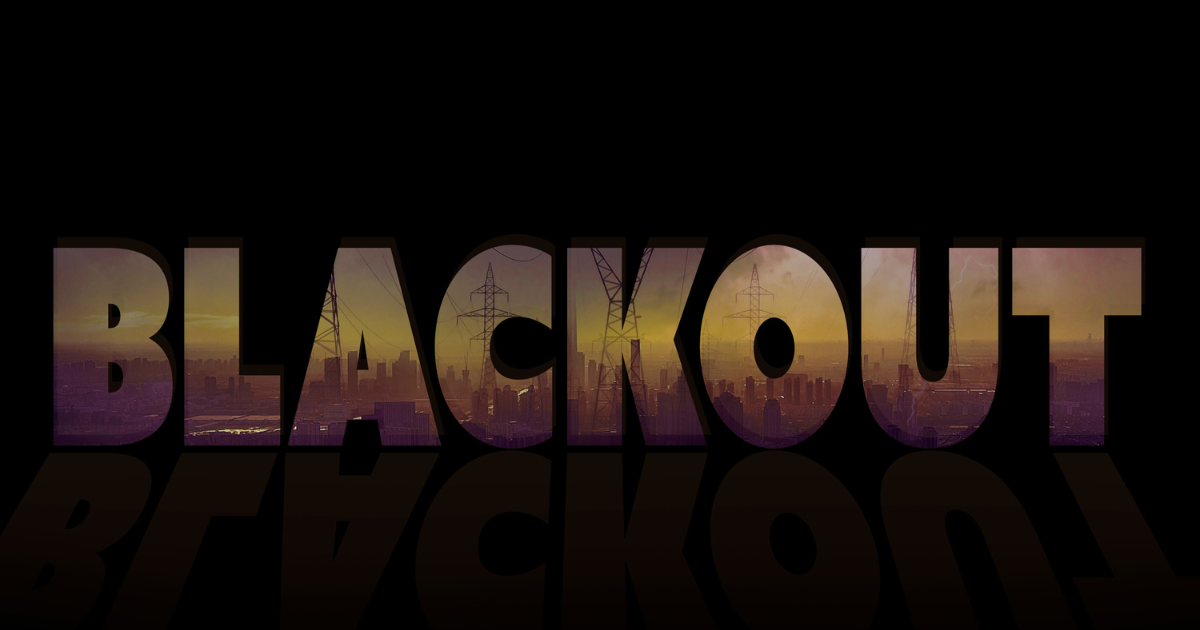 Napis "blackout złożony z liter , na których w tle jest miasto pozbawione prądu. Napis widnieje na czarnym tle.