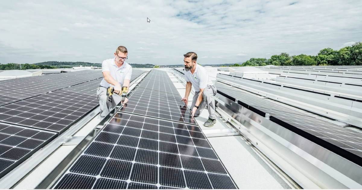 Instalatorzy PV na dachu podczas montażu systemu fotowoltaicznego novotegra