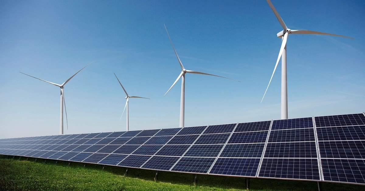 Energia odnawialna na jednym obrazku: wiatraki oraz instalacja PV