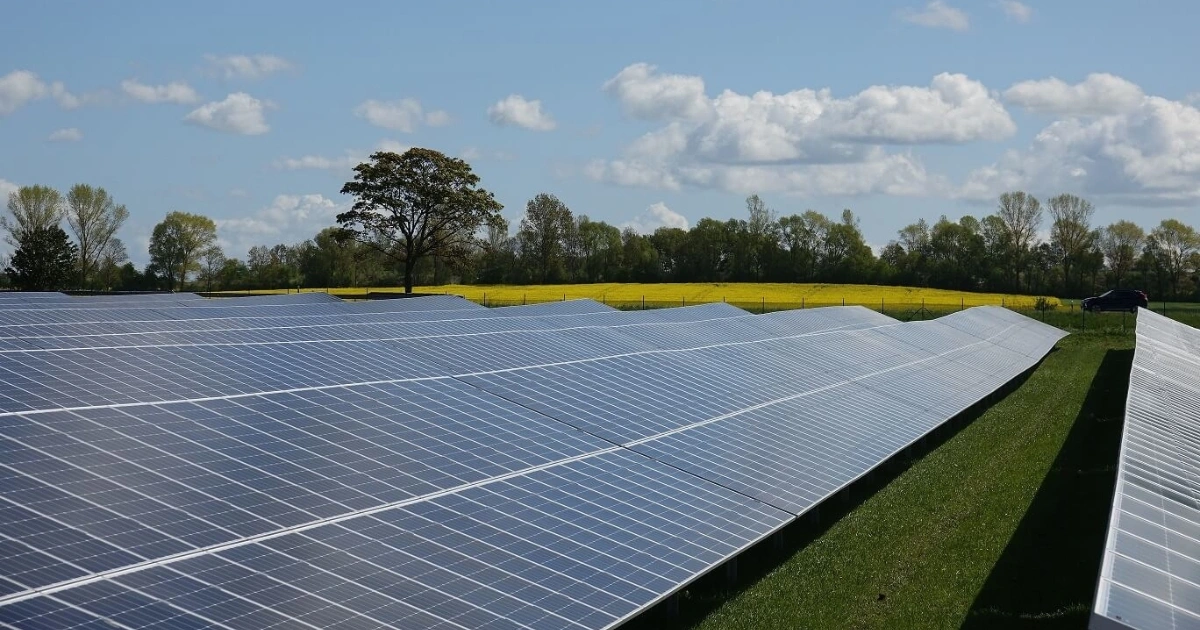 Zdjęcie instalacji PV na gruncie w pięknych okolicznościach przyordy